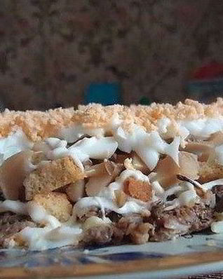 Слоеный салат из грибов со шпротами