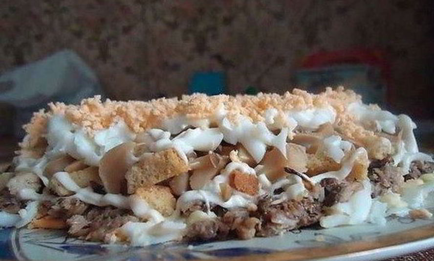 Рецепт слоеного салата из грибов со шпротами