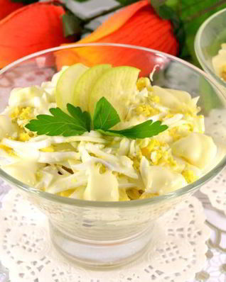 Слоеный салат с рыбными консервами и яйцом