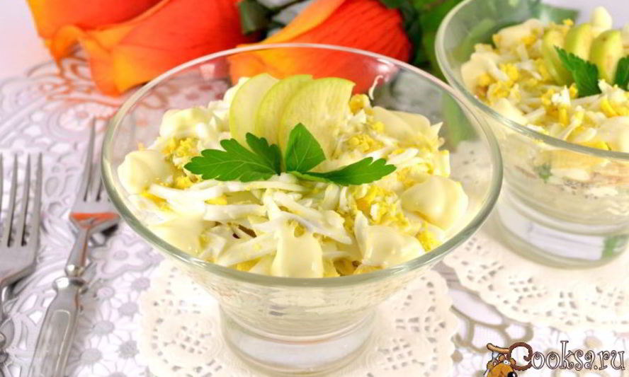 Рецепт слоеного салата с рыбными консервами и яйцом