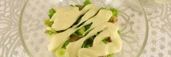 слоеный салат с рыбными консервами и яйцом