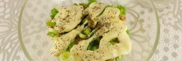 слоеный салат с рыбными консервами и яйцом