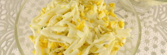 слоеный салат с рыбными консервами и яйцом