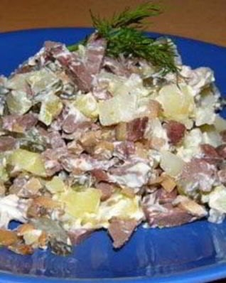 Сырный салат с грибами и фруктами