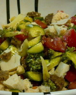 Сыроедческий витаминный салат с сыром тофу и соевым соусом