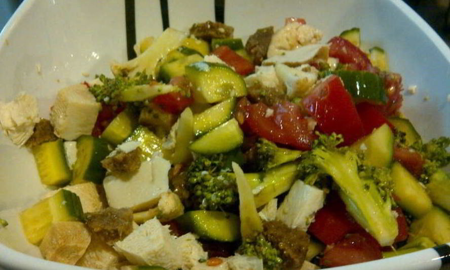 Рецепт сыроедческого витаминного салата с сыром тофу и соевым соусом