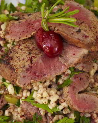 Теплый салат из булгура, стейка и винограда