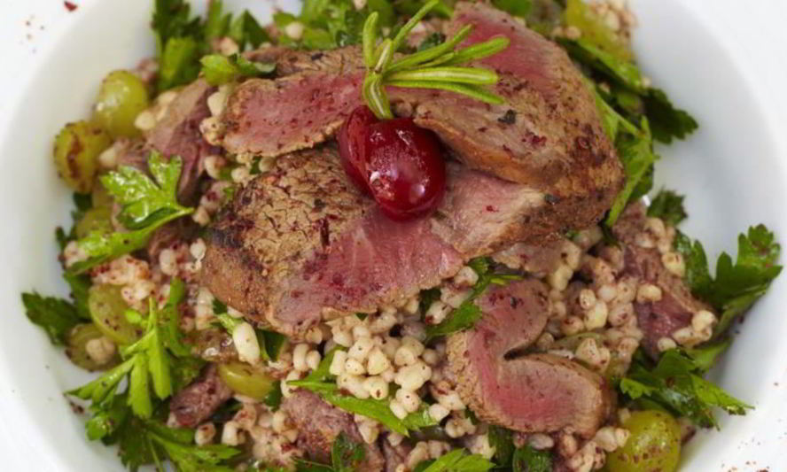 Рецепт теплого салата из булгура, стейка и винограда