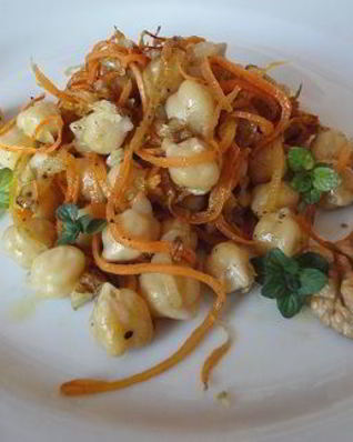 Теплый салат из нута