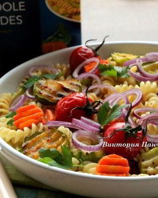 Теплый салат с пастой джирандоле и запеченными овощами