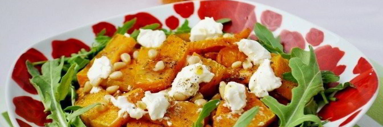 Теплый салат с тыквой, рукколой и кедровыми орешками