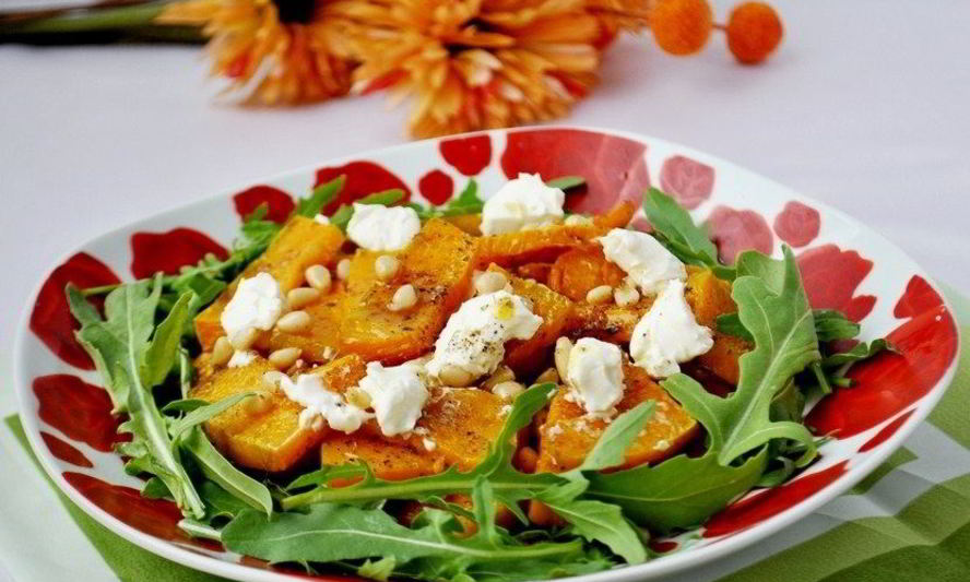 Рецепт теплого салата с тыквой, рукколой и кедровыми орешками
