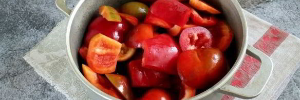 вареный салат из сладкого перца и помидоров на зиму