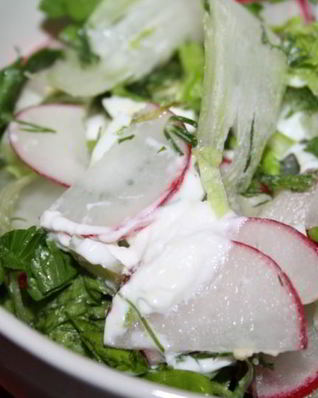 Весенний салат с сельдереем, редисом и яйцом