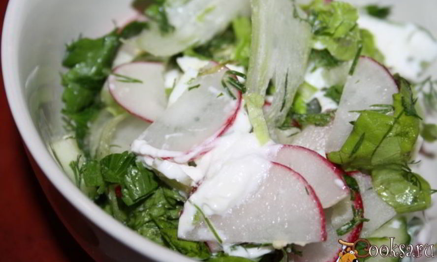 Рецепт весеннего салата с сельдереем, редисом и яйцом