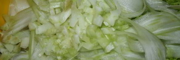 весенний салат с сельдереем, редисом и яйцом