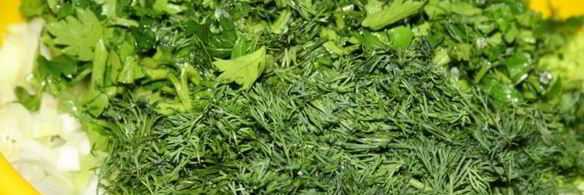 весенний салат с сельдереем, редисом и яйцом