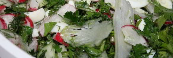 весенний салат с сельдереем, редисом и яйцом