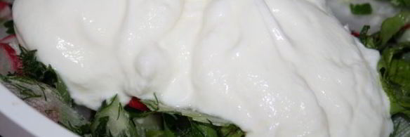 весенний салат с сельдереем, редисом и яйцом