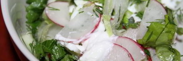 весенний салат с сельдереем, редисом и яйцом