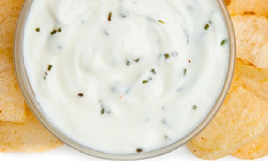 Рецепт белого соуса с травами и чипсы