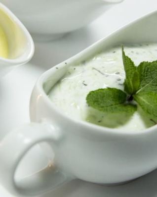 Йогуртовый соус с огурцом и мятой