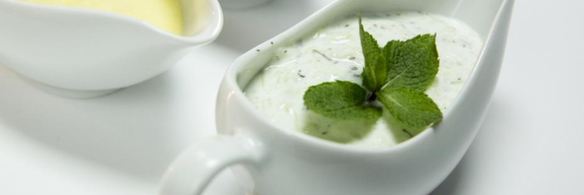 йогуртовый соус с огурцом и мятой