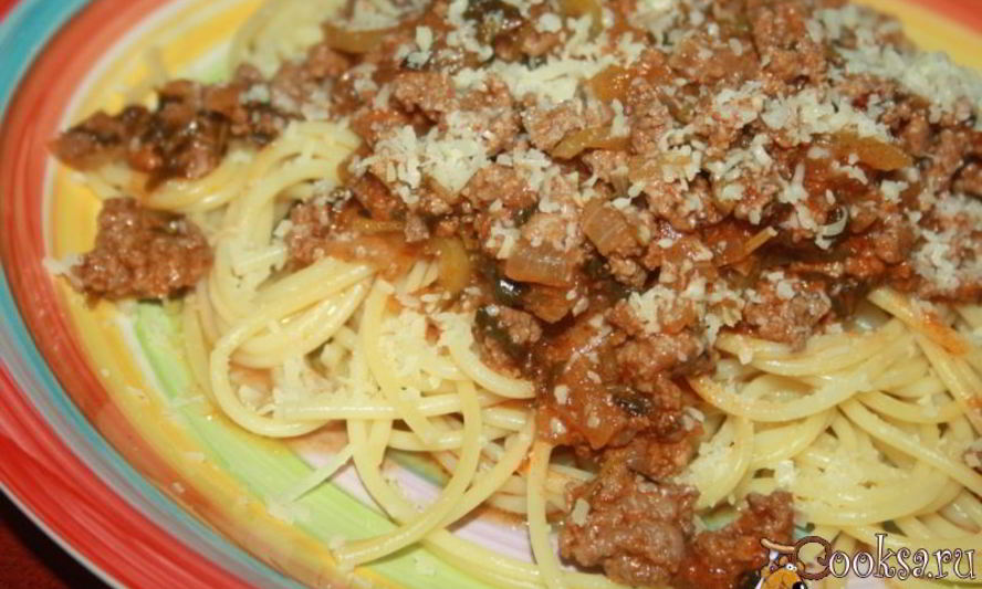 Рецепт легкого мясного соуса с кинзой и болгарским перцем для спагетти в мультиварке