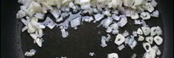 розовый соус с луком и чесноком