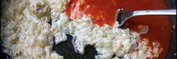 розовый соус с луком и чесноком