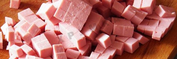 холодный борщ из маринованной свеклы с колбасой