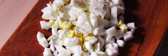 холодный борщ из маринованной свеклы с колбасой