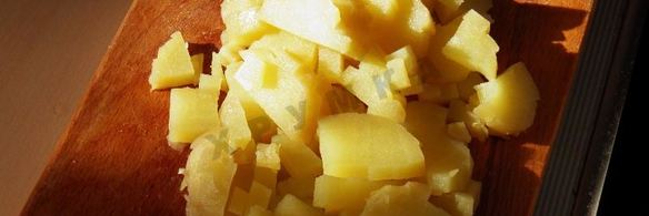 холодный борщ из маринованной свеклы с колбасой