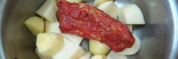 красный борщ с фасолью и копченостями