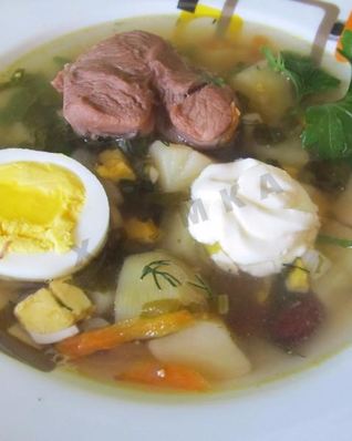 Зеленый борщ с крапивой, щавелем и яйцом