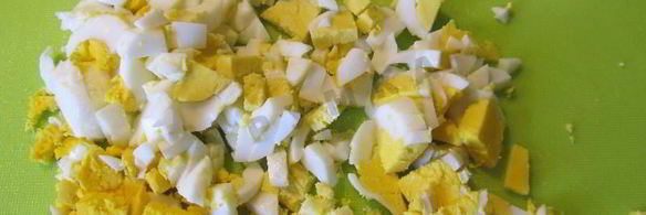 зеленый борщ с крапивой, щавелем и яйцом