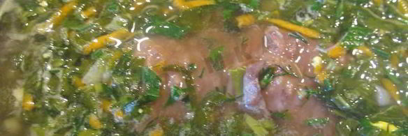 зеленый борщ с крапивой, щавелем и яйцом