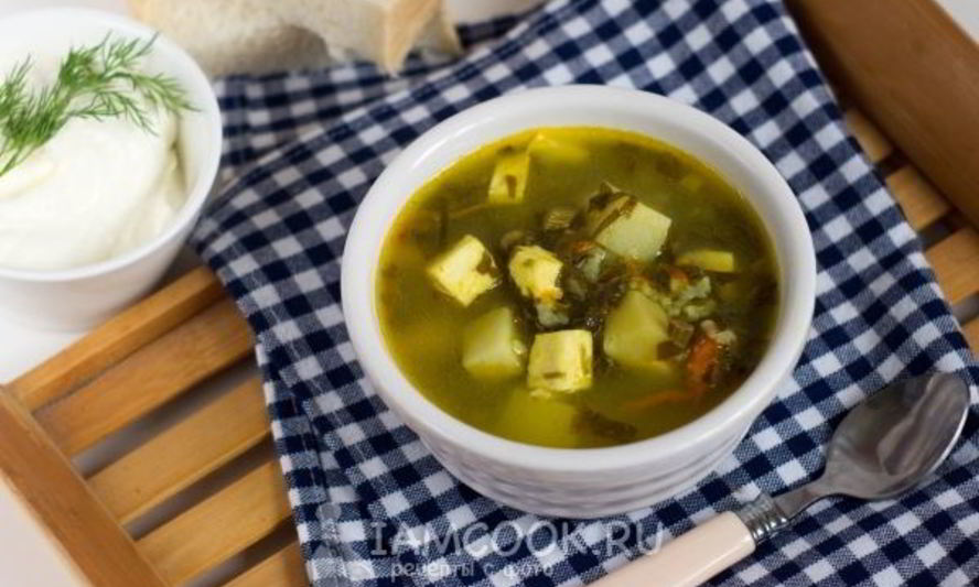 Рецепт зеленого борща со щавелем и адыгейским сыром