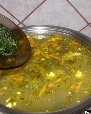 Зеленый борщ со щавелем и яйцом