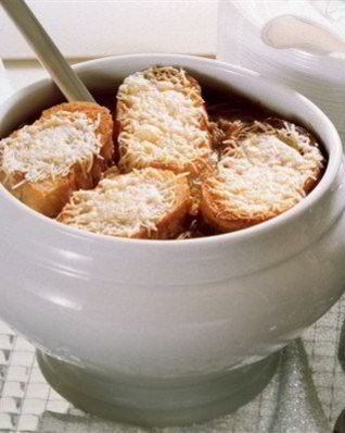 Французский луковый суп с тимьяном и чесночными крутонами с сыром