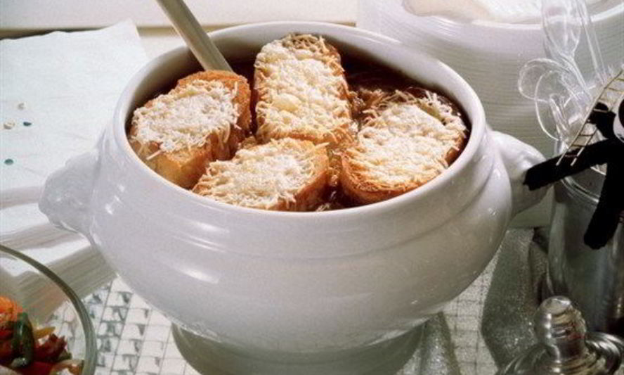 Рецепт французского лукового супа с тимьяном и чесночными крутонами с сыром