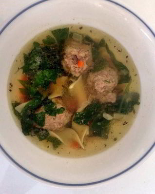 Итальянский суп с фрикадельками и шпинатом