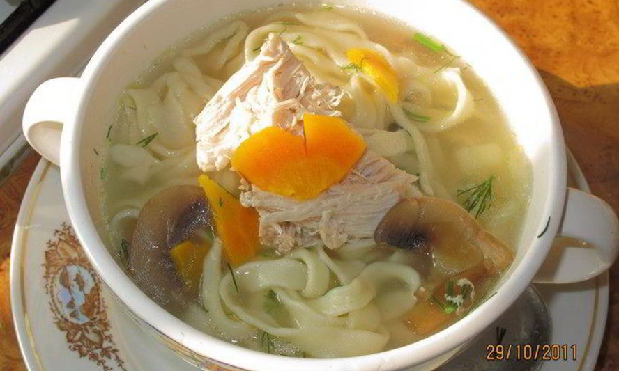 Рецепт куриного супа с грибами и домашней пастой