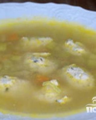 Куриный суп с клецками, сельдереем и кабачками