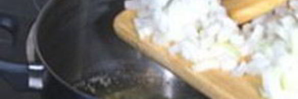 куриный суп с клецками, сельдереем и кабачками