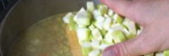 куриный суп с клецками, сельдереем и кабачками