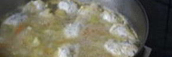 куриный суп с клецками, сельдереем и кабачками