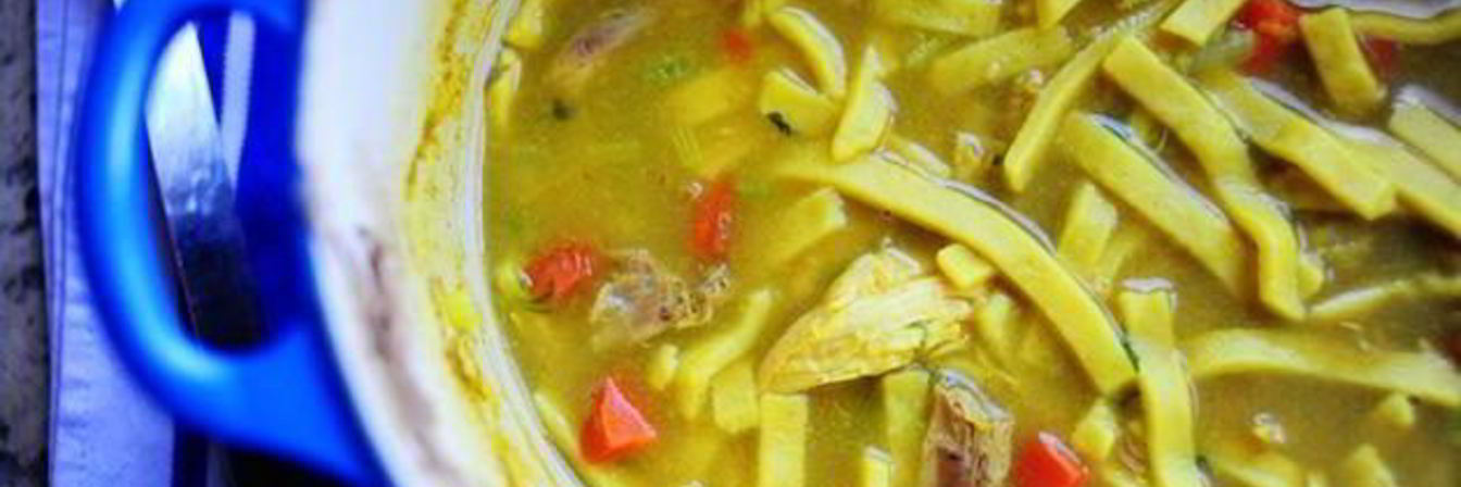 Куриный суп с лапшой и сельдереем