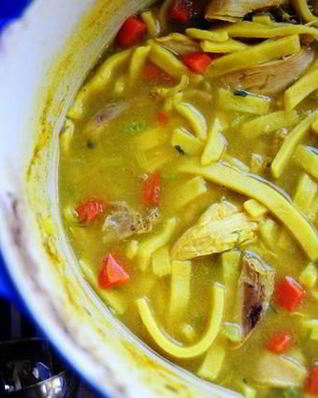 Куриный суп с лапшой и сельдереем