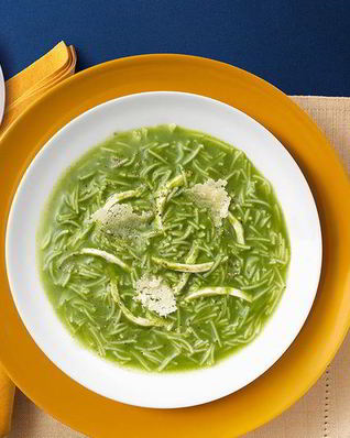 Куриный суп со шпинатом и чипсами из пармезана